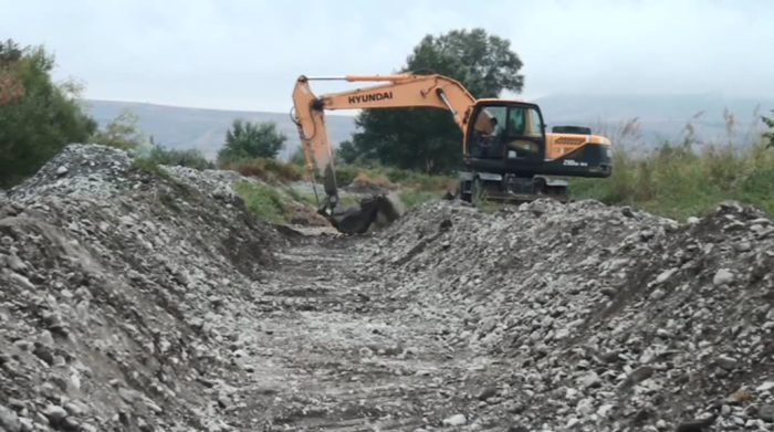 Şəkidə torpaq kanal beton üzlüyə alınır - FOTOLAR